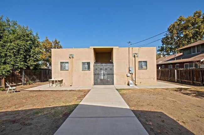 Building Photo - 3028 E Grant Ave