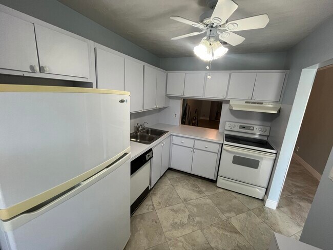 Building Photo - 208 Lake Constance Dr