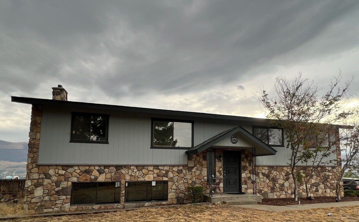 Primary Photo - VIEWS and lots of space! Private 4 bed/2.5...