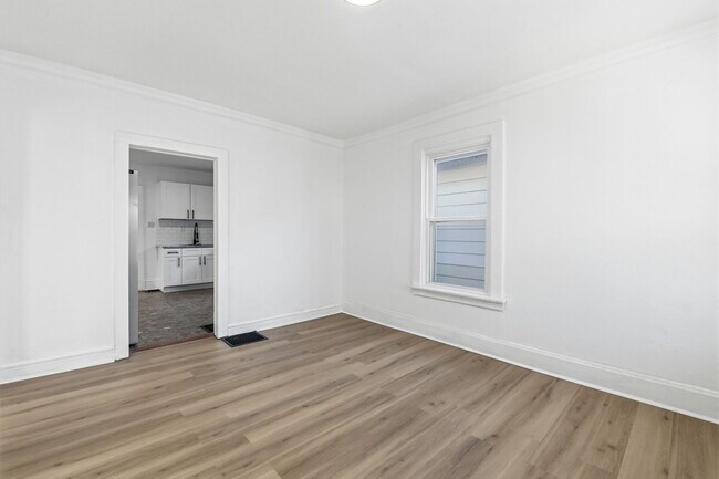 Building Photo - 6531 Plymouth Ave