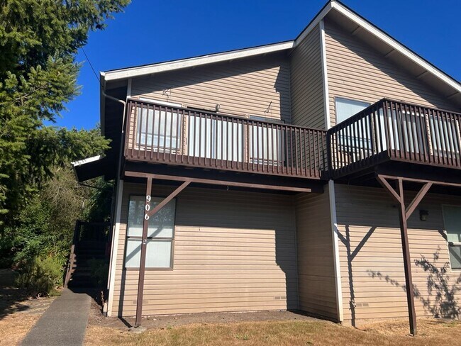 Building Photo - Bacolas Duplex 1