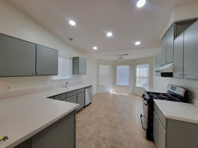 Building Photo - 3 Bedroom 2 Bathroom in NW Visalia with Yard Care!