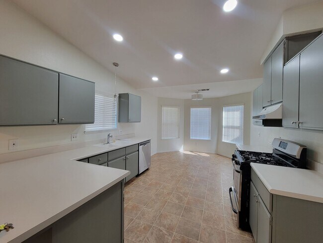 Foto del edificio - 3 Bedroom 2 Bathroom in NW Visalia with Yard Care!