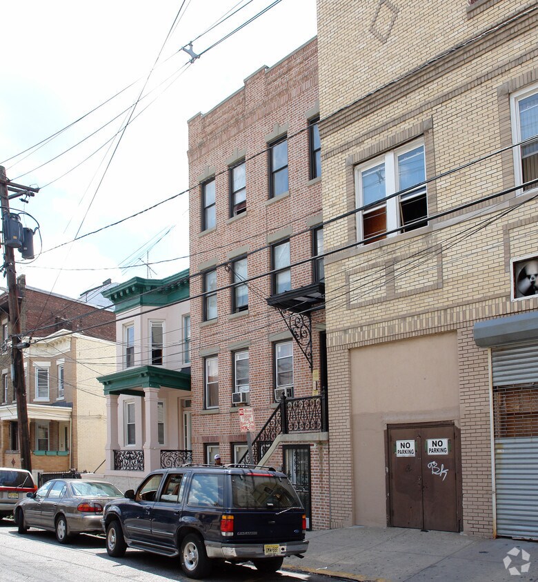 Building Photo - 325 53rd St