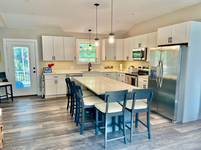 Building Photo - New 3 bed, 3 bath house with in law apt on...
