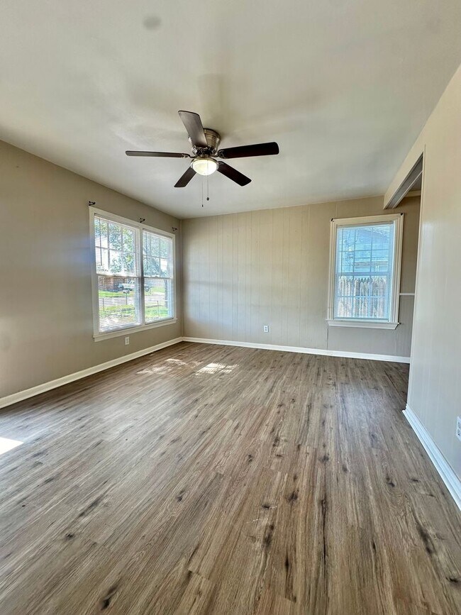 Building Photo - Cozy 2 Bedroom Home Available to Lease!!