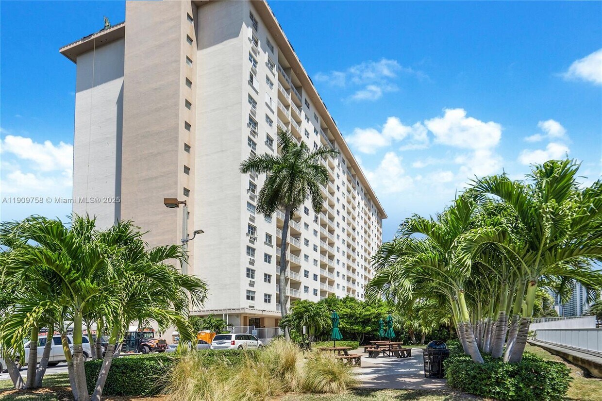 Foto principal - 400 Kings Point Dr