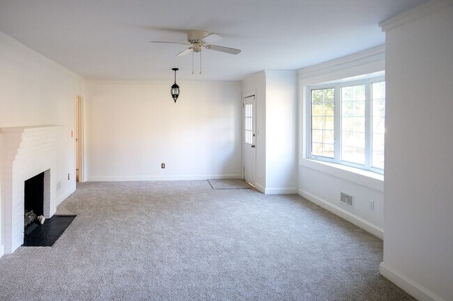 Building Photo - 3Bedroom/2Bath Greenville Home Available Now