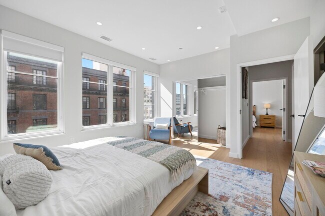 Building Photo - 693 Sutter St