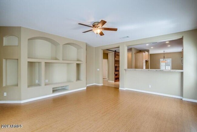 Foto del edificio - 18520 W Sanna St