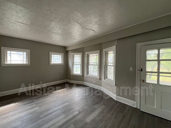 Foto del edificio - 3293 E 121st St