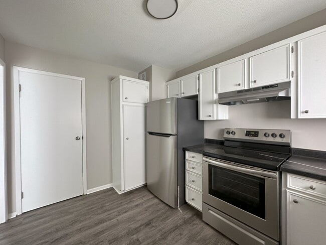 Building Photo - Updated 1 Bedroom Apartment in Overland Pa...