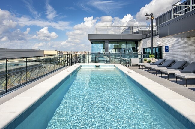 Building Photo - 555