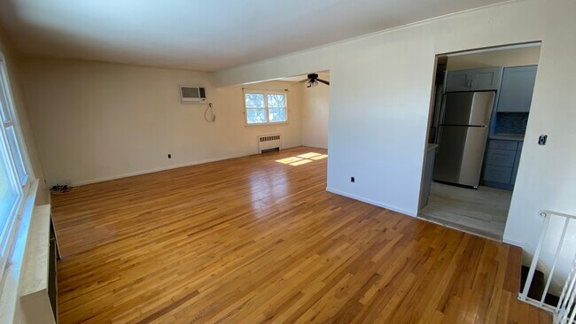 22x12 living room - 61 Charles St