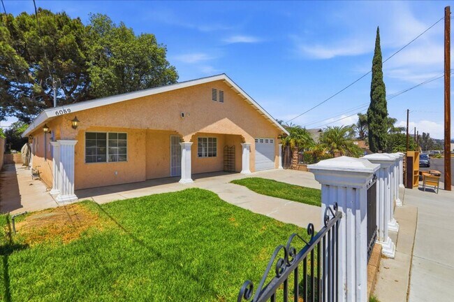 Building Photo - Spacious Home, Generous Yard, Great Riverside Location