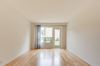 2-Bed TH - Living Room - Vanhorne