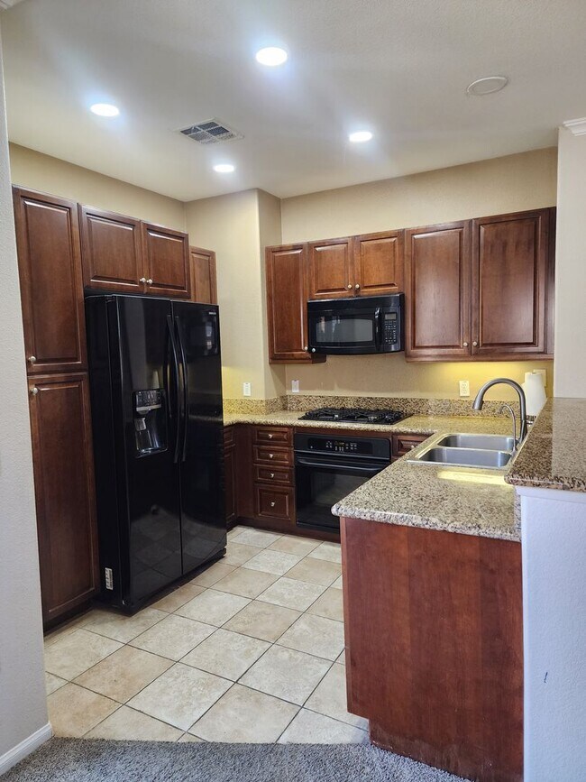 Building Photo - Sabre Springs Townhouse