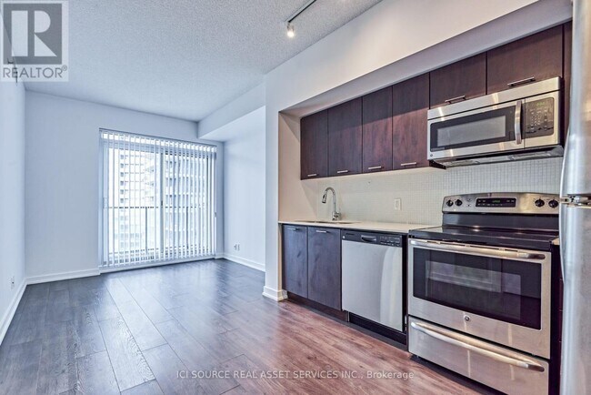 Photo du bâtiment - 2220-2220 Lake Shore Blvd W