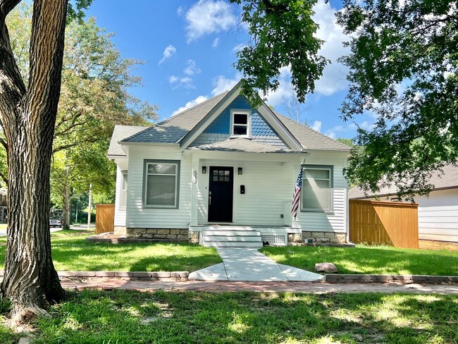 Building Photo - Charming 2 Bed 1 Bath Home