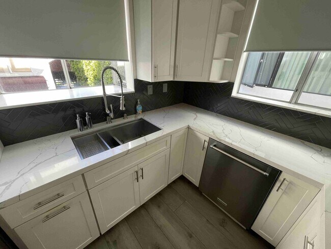 Foto del edificio - COMPLETELY UPDATED SHERMAN OAKS TOWNHOME!