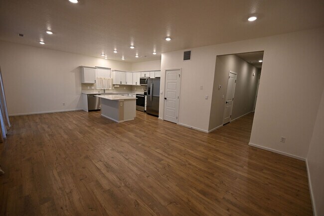 Building Photo - Meadow Loop