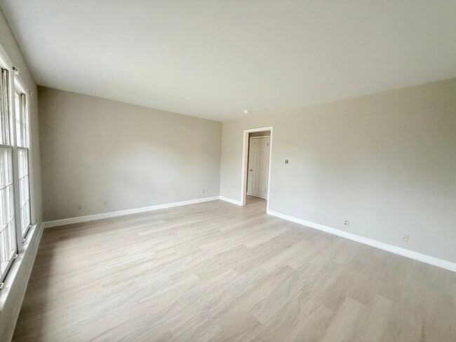 Foto del edificio - 3819 Rosehaven Dr