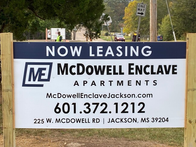 Foto del edificio - McDowell Enclave Apartments