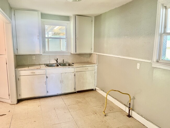 Building Photo - 5812 Beechwood Dr