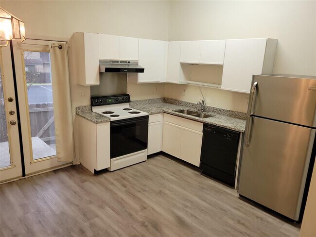 Building Photo - 1015 E Yager Ln