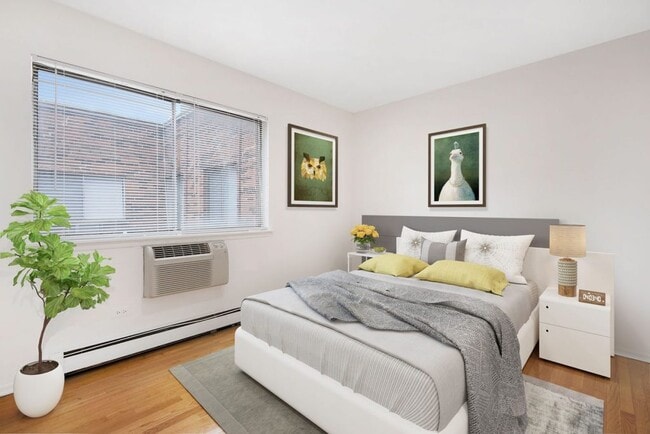 1-BR 1BA Bedroom - 450 W. Melrose