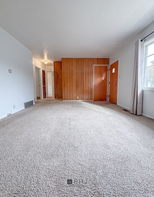 Building Photo - 2 BED/ 1 BATH SINGLE FAMILY HOME