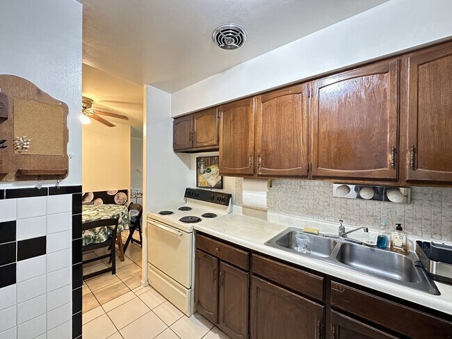 Foto del edificio - 3825 N Pine Grove Ave
