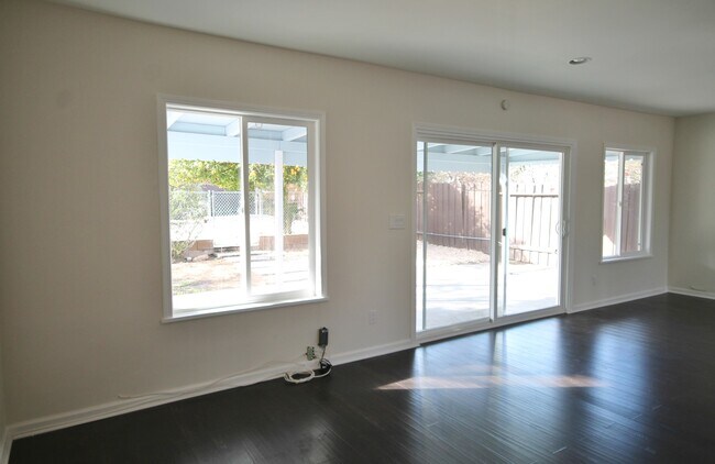 Foto del edificio - LARGE Gorgeous Pool Home Rare-5 bedroom ov...