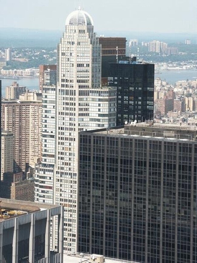 Foto del edificio - 150-156 W 56th St