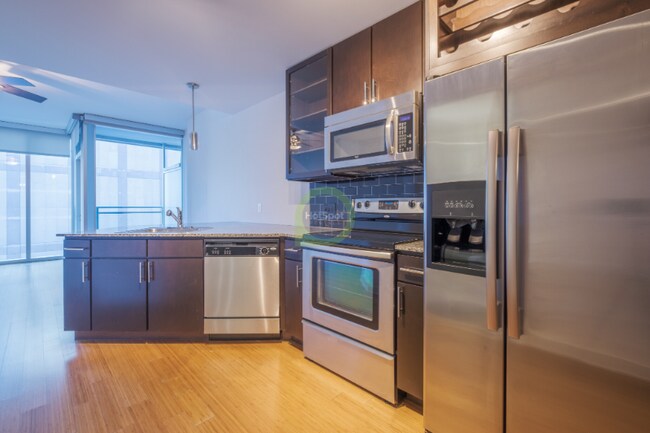 Building Photo - 165 W Kinzie St