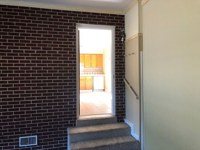 Building Photo - 3 Bedroom 1.5