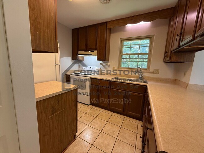Foto del edificio - 713 Lakeview Cir