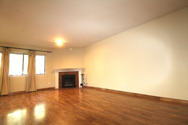 Foto del edificio - 2bed/2bath unit. In-unit laundry! GREAT WA...