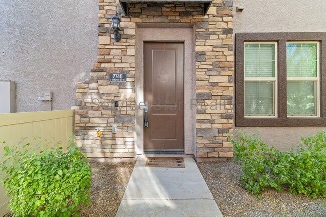 Building Photo - 2740 S Equestrian Dr