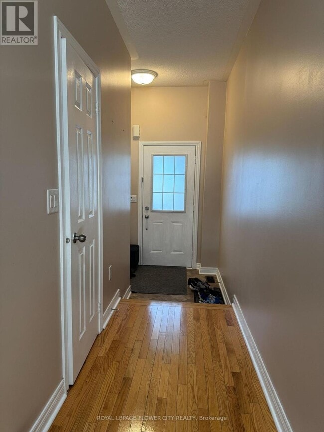 Photo du bâtiment - 9710 McLaughlin Rd N