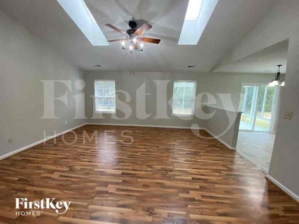 Building Photo - 430 E Pine Ridge Dr