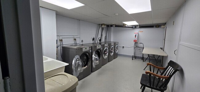 Foto del edificio - Everything is new! Harvard Sq! Walk to T! Large 1bd with balcony! Parking included!