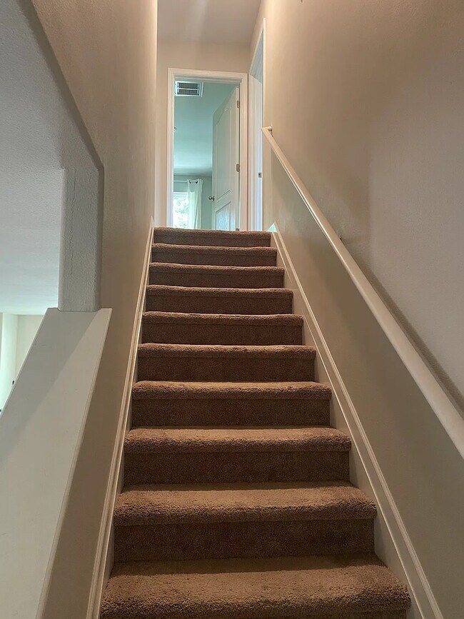 Foto del edificio - Room in House on Meredith Woods Ln