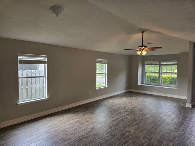 Building Photo - Beautiful 3BR/2BA in Savannah Station!