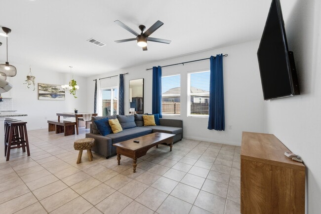 Foto del edificio - 13011 Tarland St