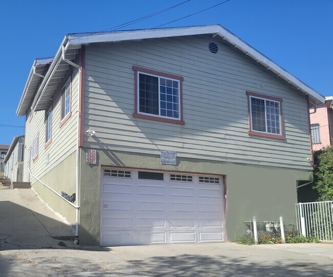 Building Photo - 2635 Dobinson St
