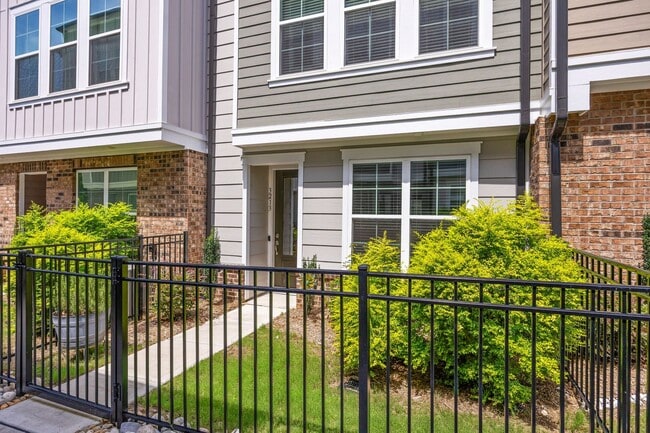 Building Photo - 3213 Zenith Ln