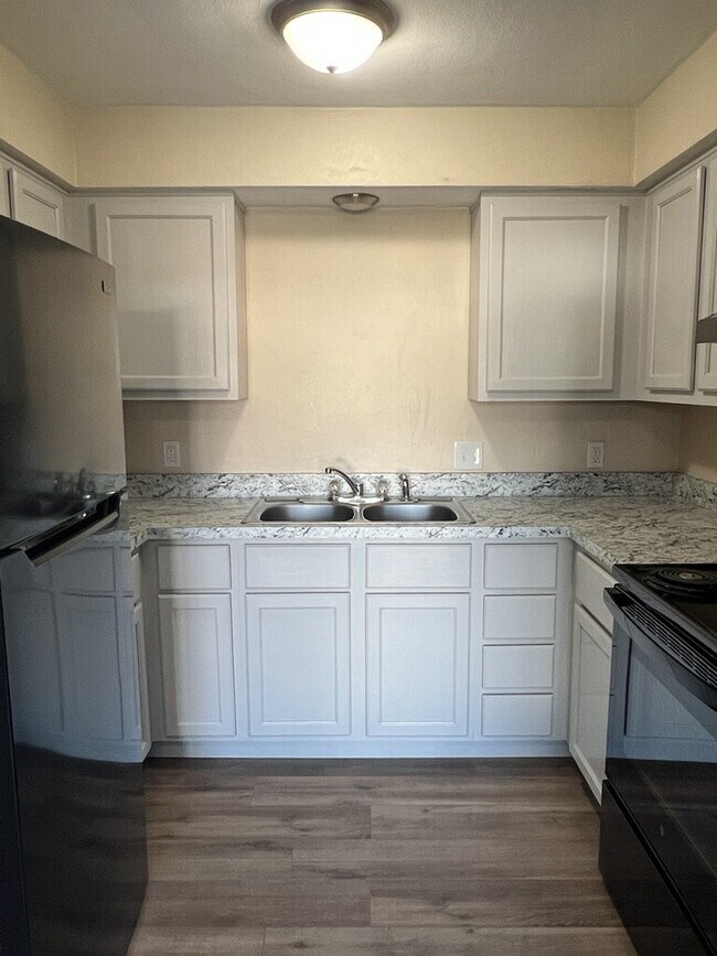 Building Photo - 1025 E Pearl St