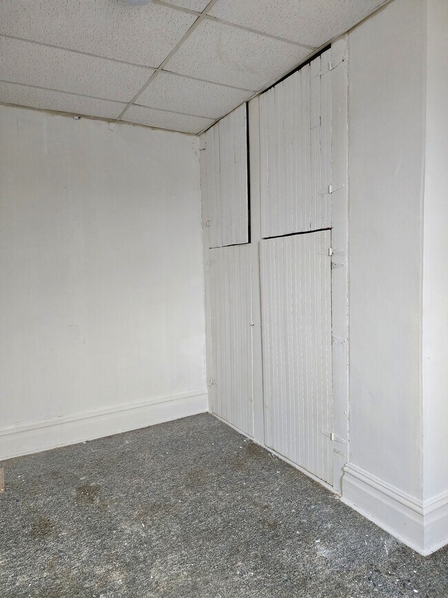 Dormitorio 1 - 404 E Market St