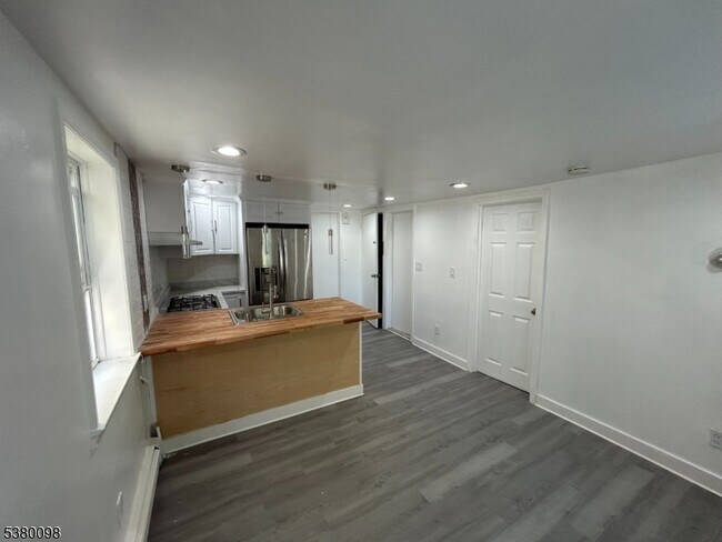 Foto del edificio - 6809 Grand Ave